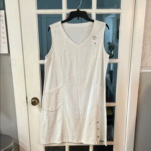 559. White Sleeveless Dress